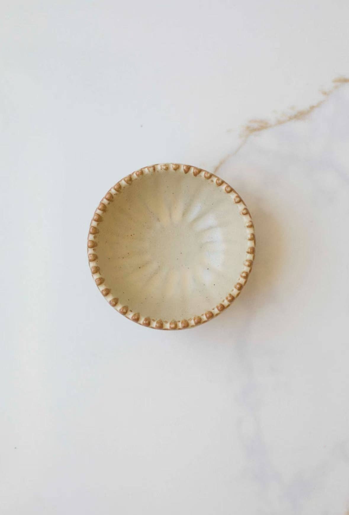 RUFFLED EDGE CERAMIC PINCH BOWL