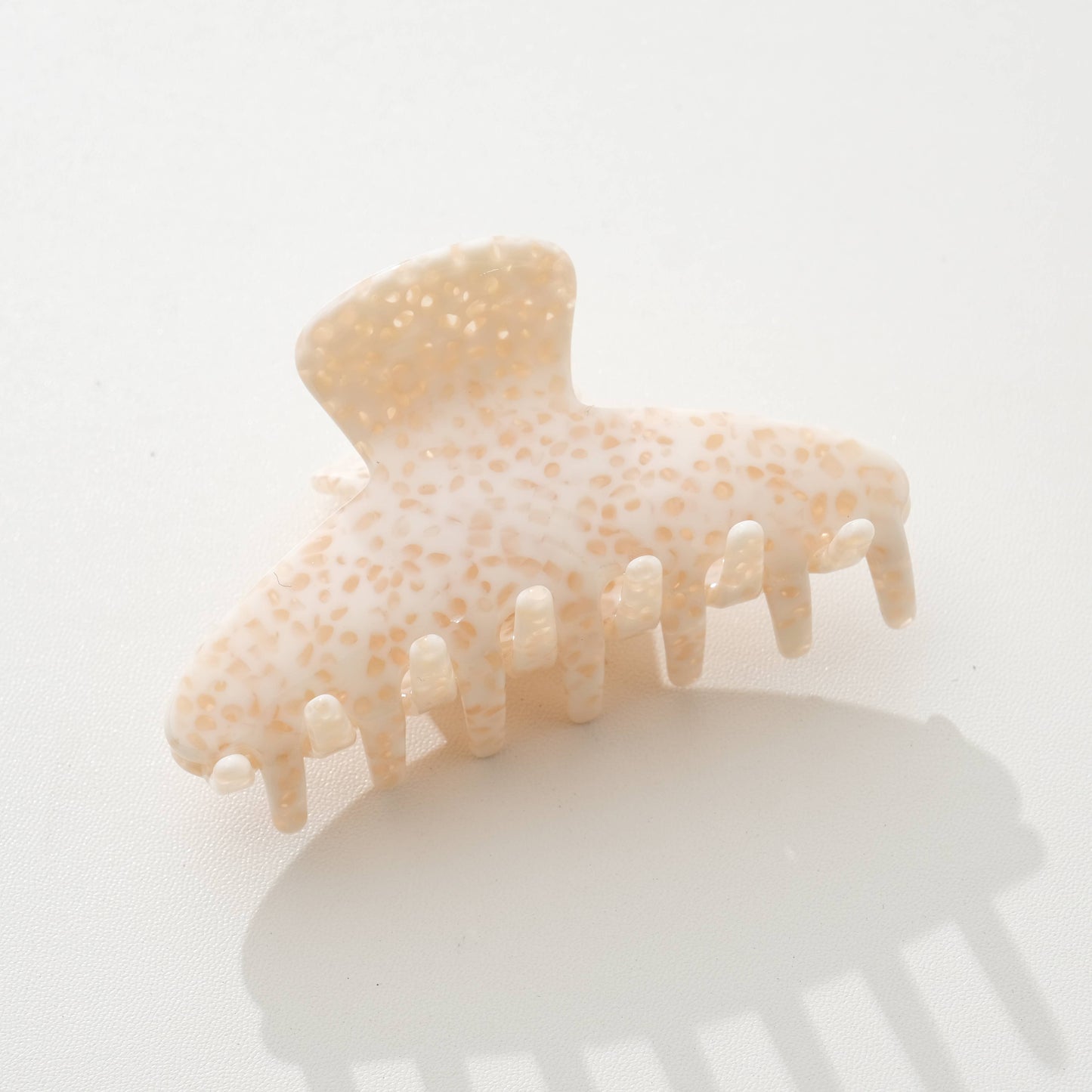 THE APRICOT CRÈME CLAW CLIPS