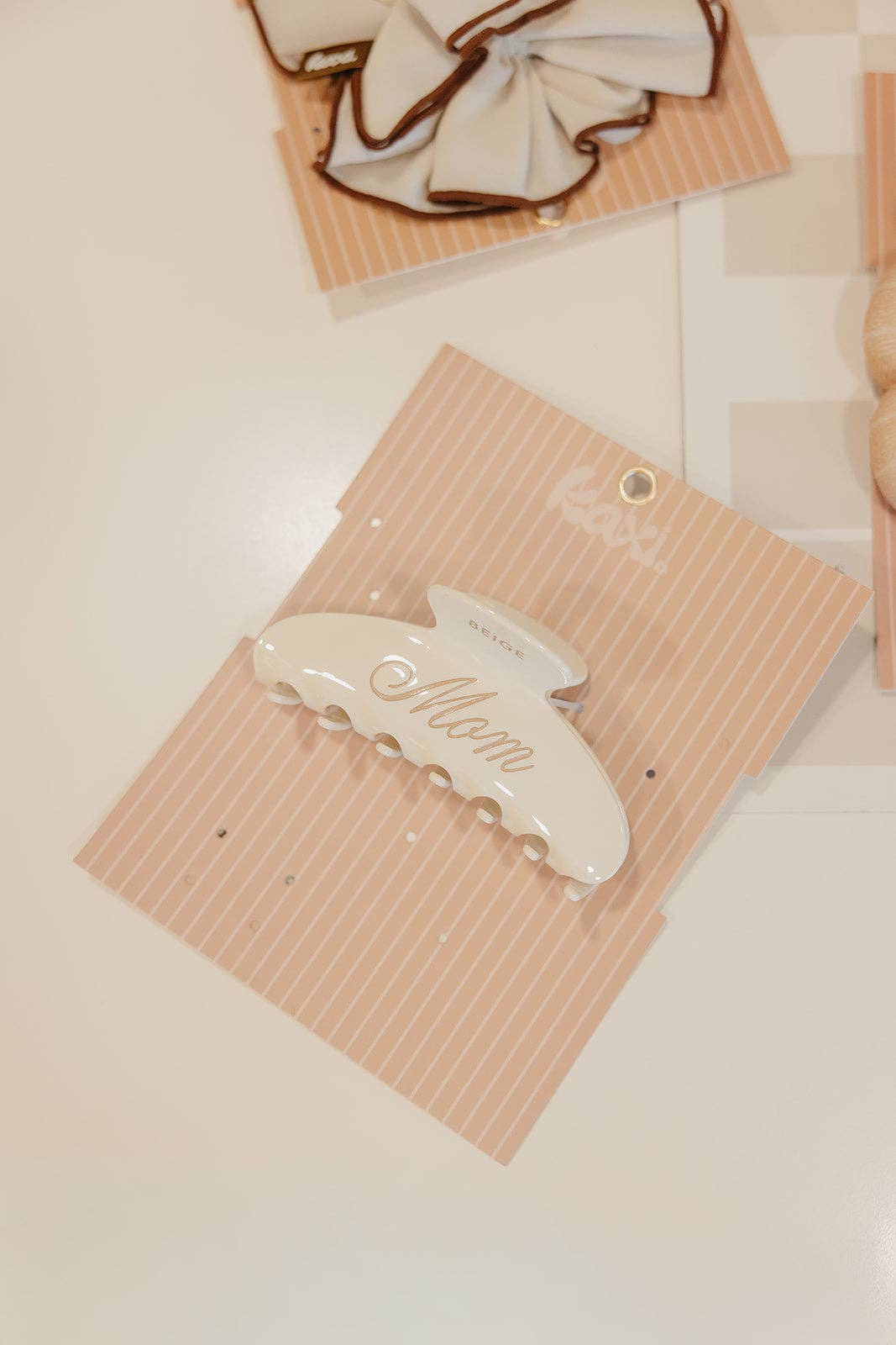 THE BEIGE MOM OVERSIZED CLAW