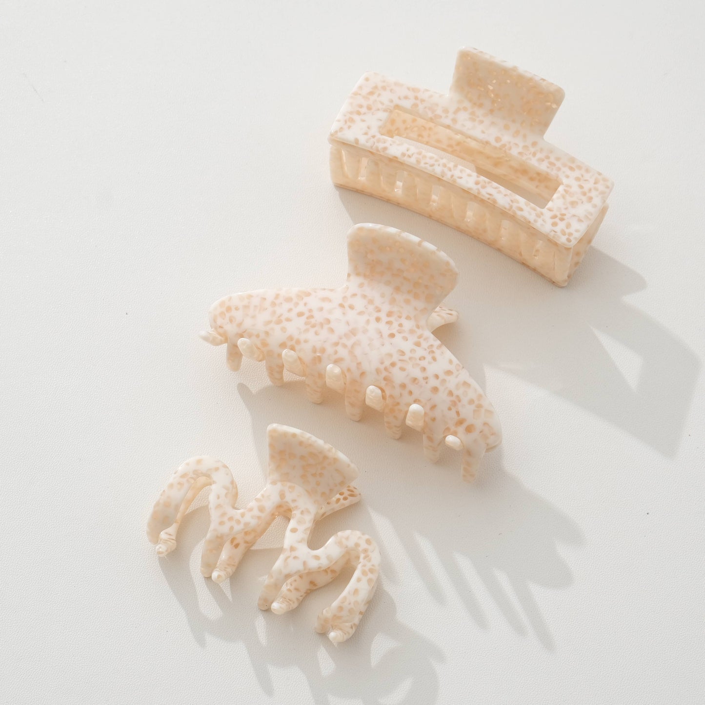 THE APRICOT CRÈME CLAW CLIPS