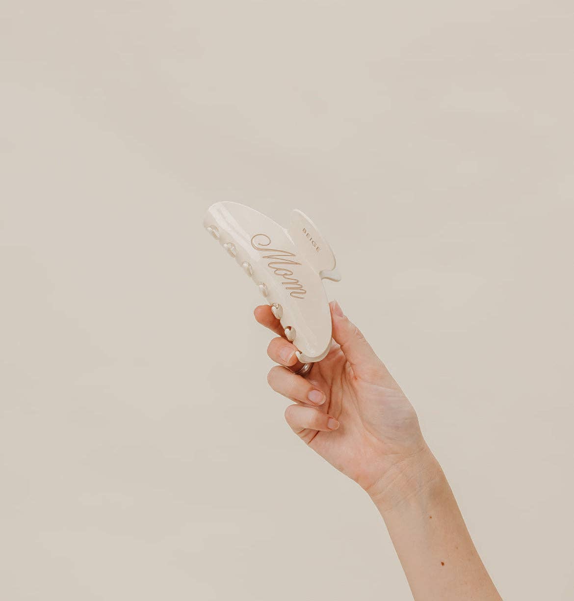 THE BEIGE MOM OVERSIZED CLAW