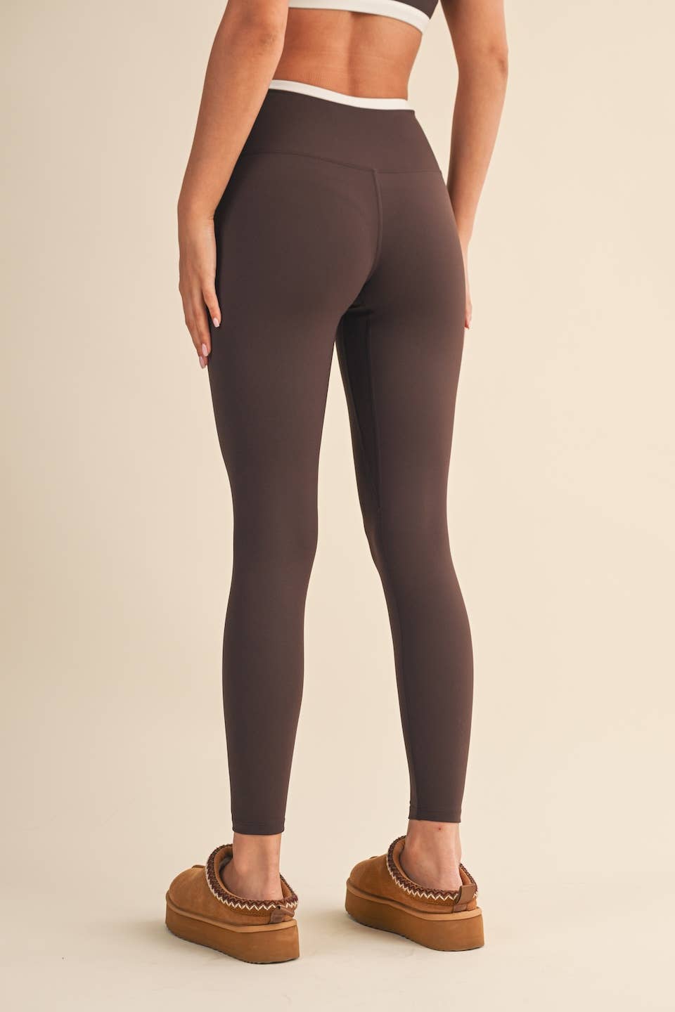 THE CONTRAST LEGGING