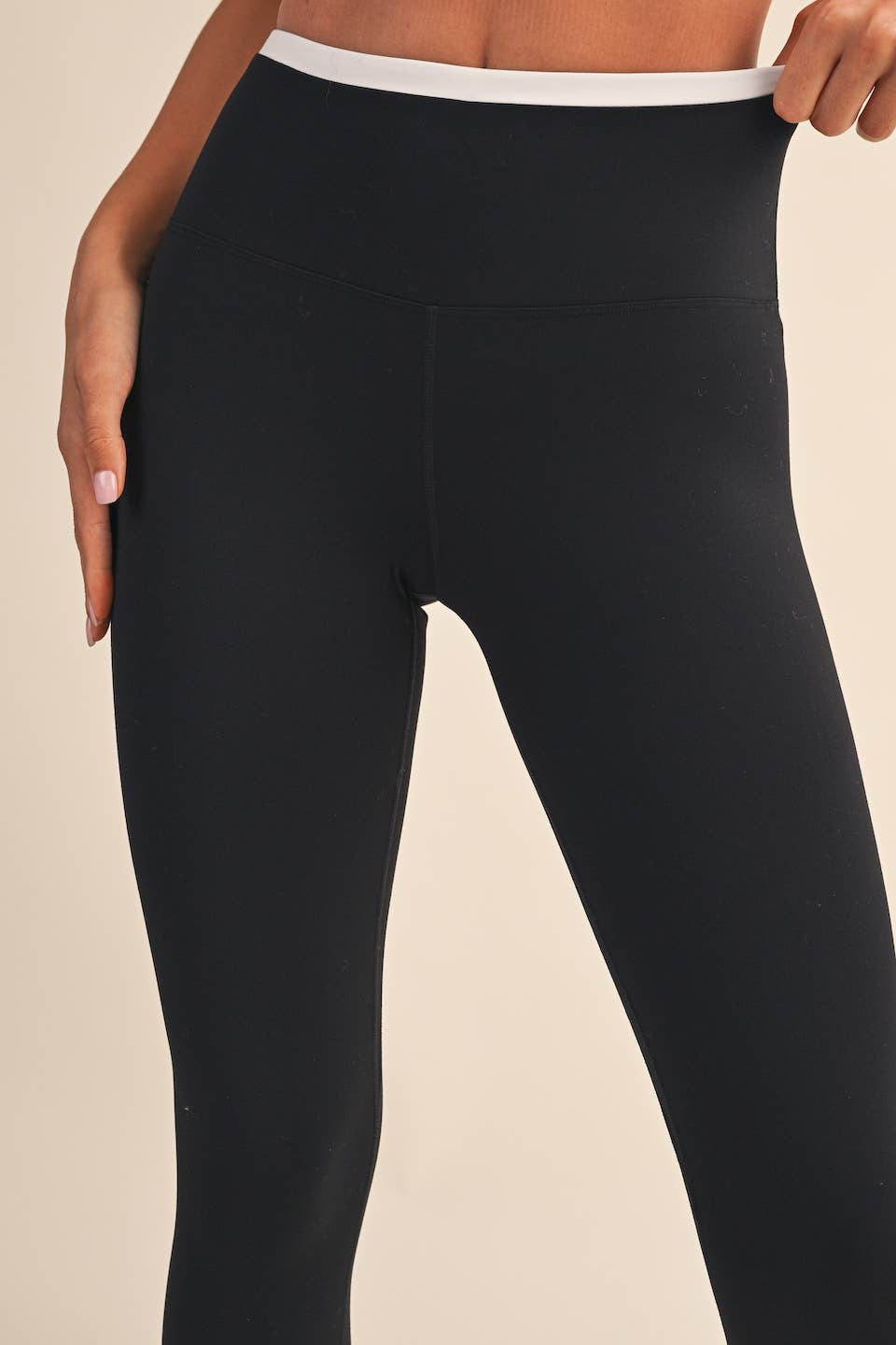 THE CONTRAST LEGGING