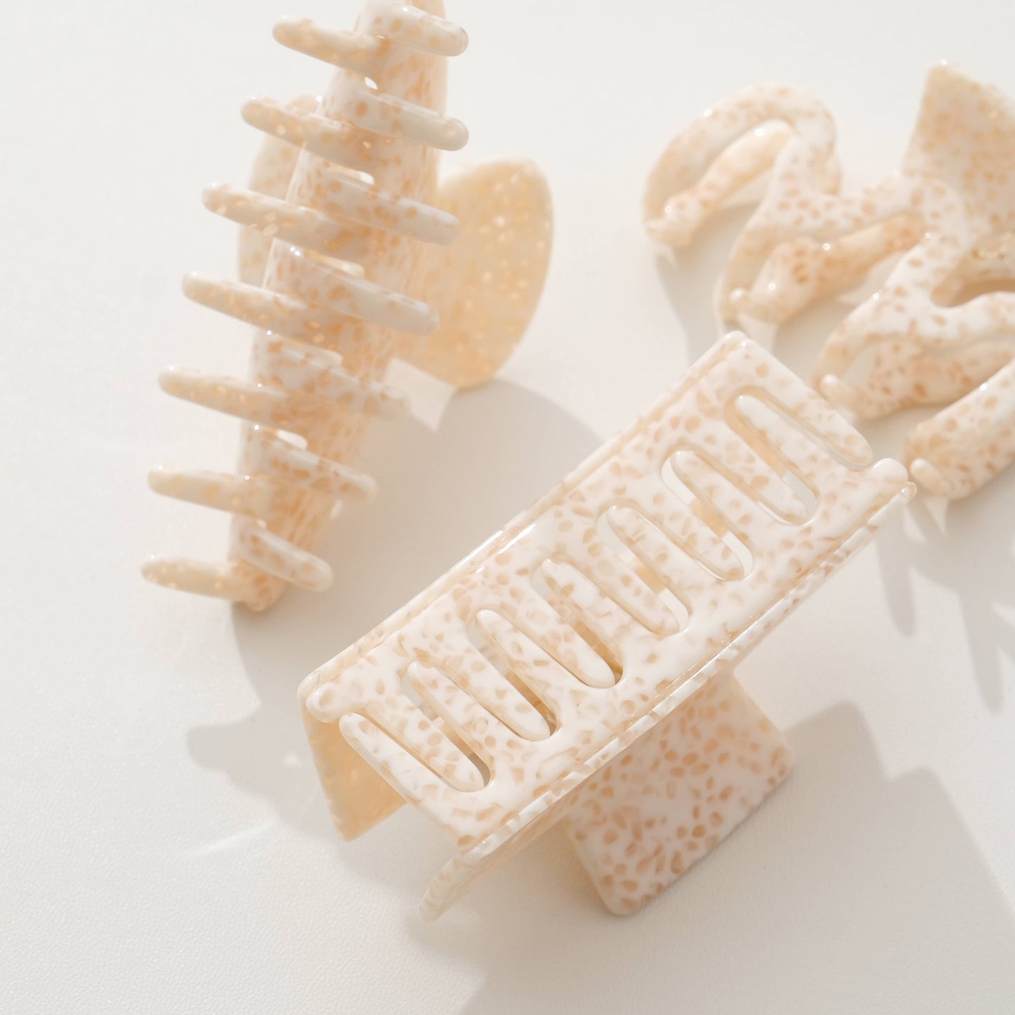 THE APRICOT CRÈME CLAW CLIPS