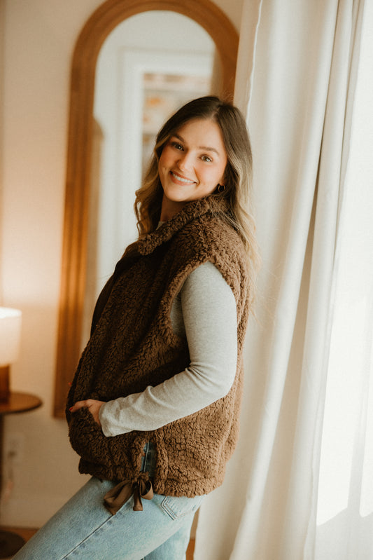 THE BUTTON DOWN MOCK NECK FLEECE VEST