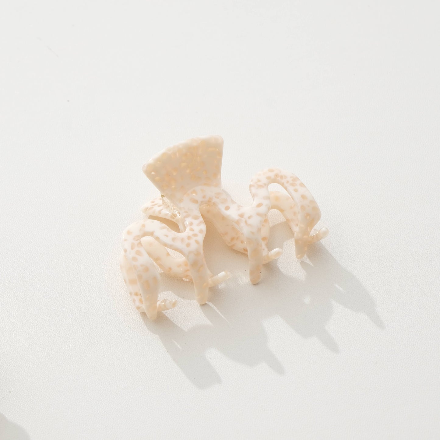 THE APRICOT CRÈME CLAW CLIPS