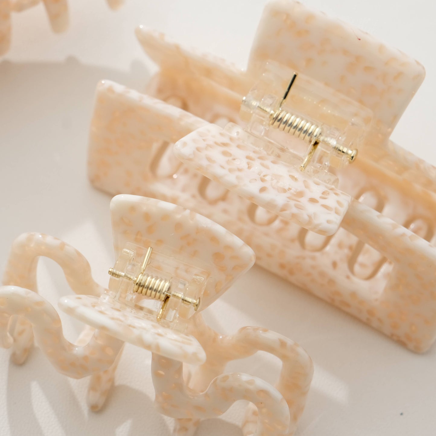 THE APRICOT CRÈME CLAW CLIPS