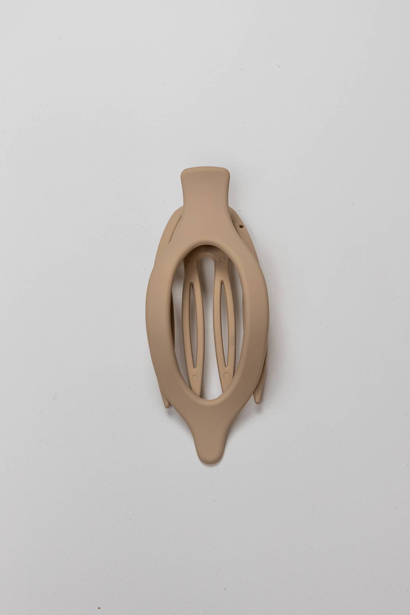 THE LAY FLAT CLAW