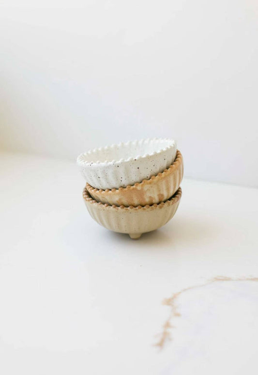 RUFFLED EDGE CERAMIC PINCH BOWL