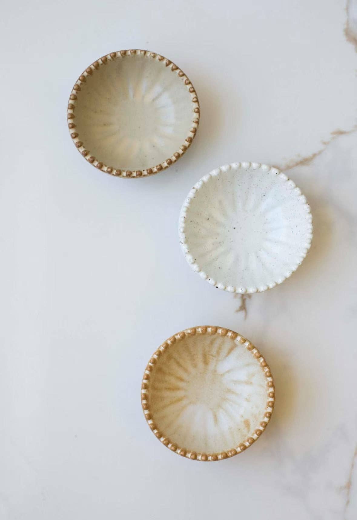 RUFFLED EDGE CERAMIC PINCH BOWL