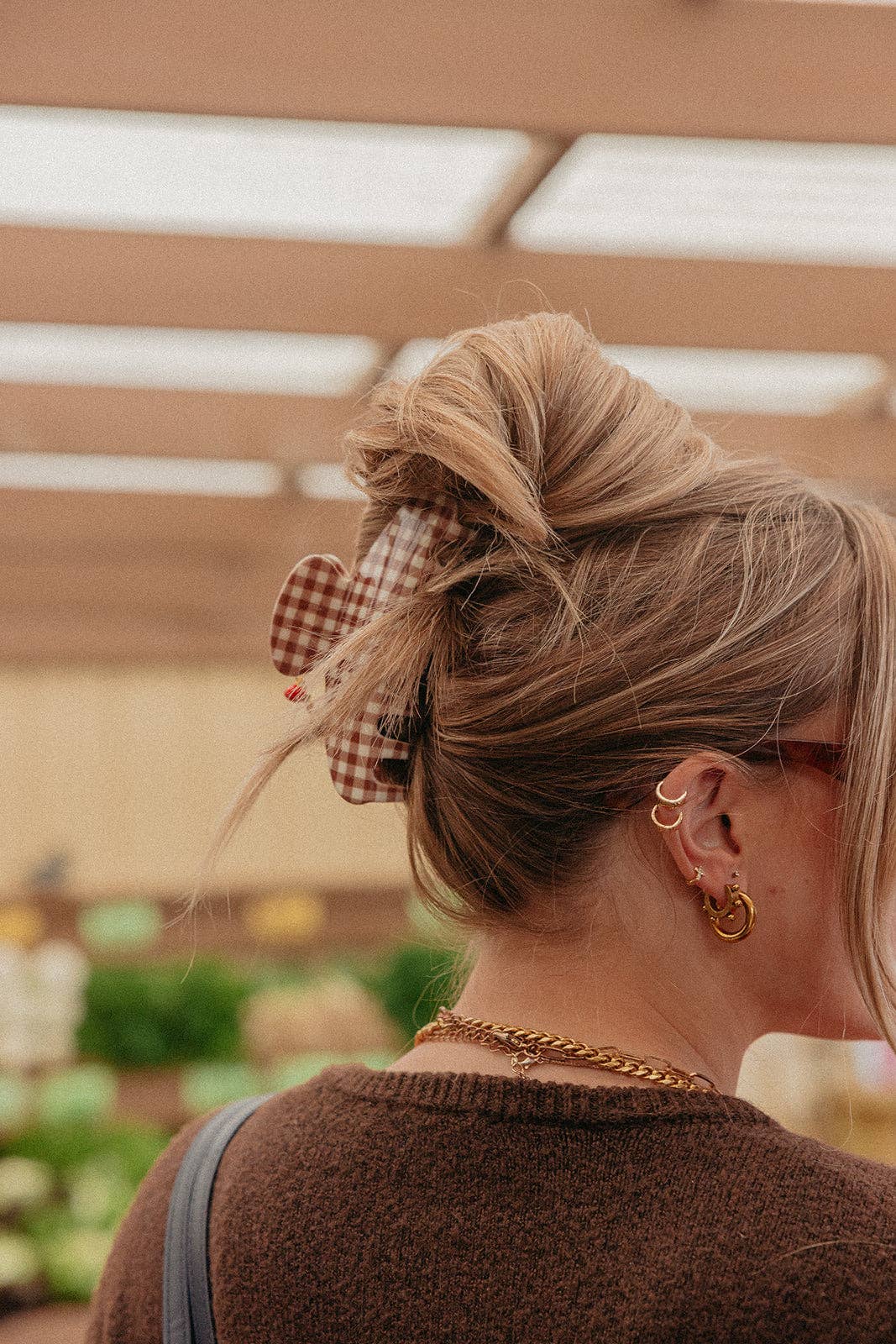 THE BROWN GINGHAM TOMATO CHARM OVERSIZED CLAW