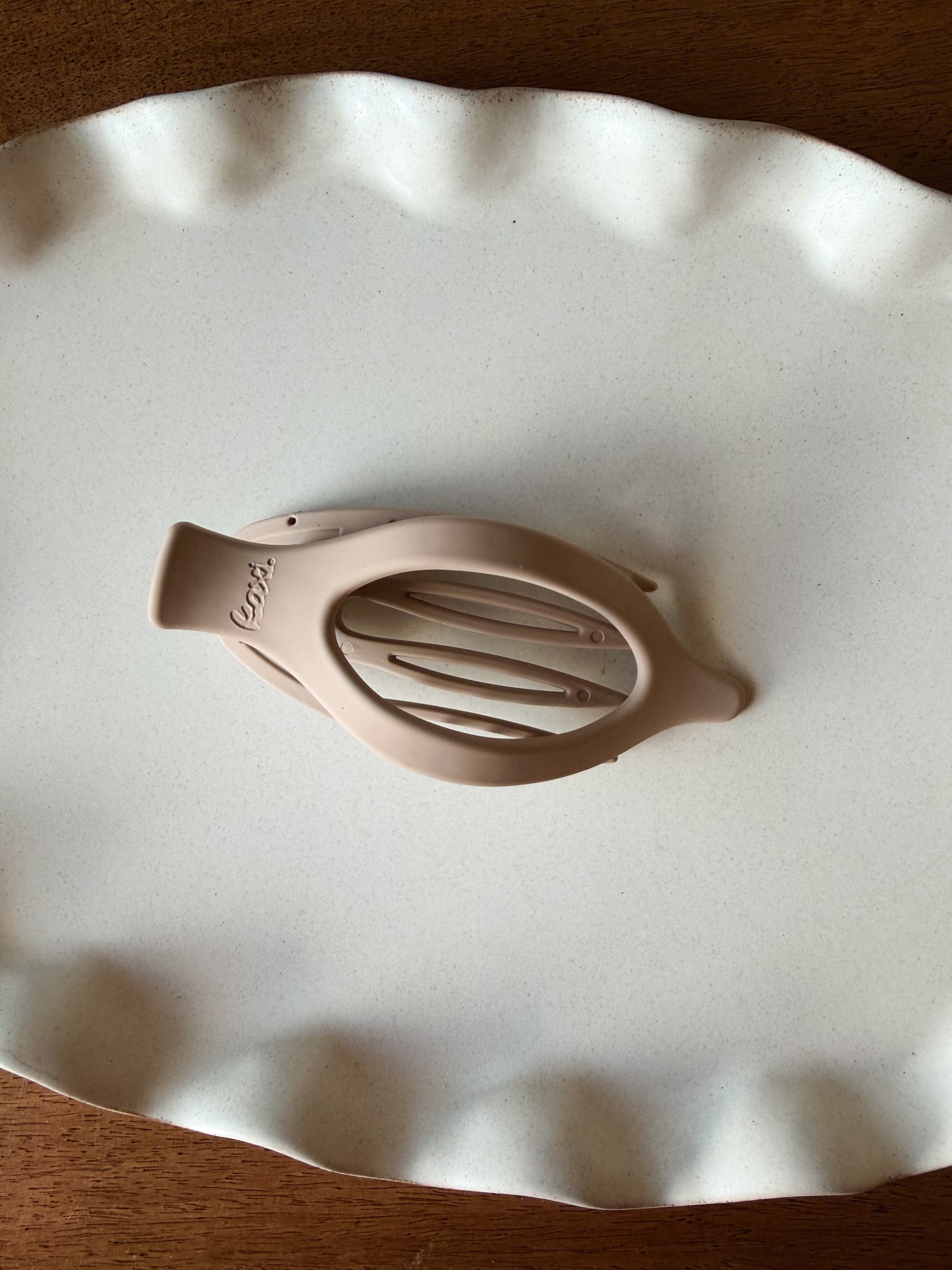 THE LAY FLAT CLAW