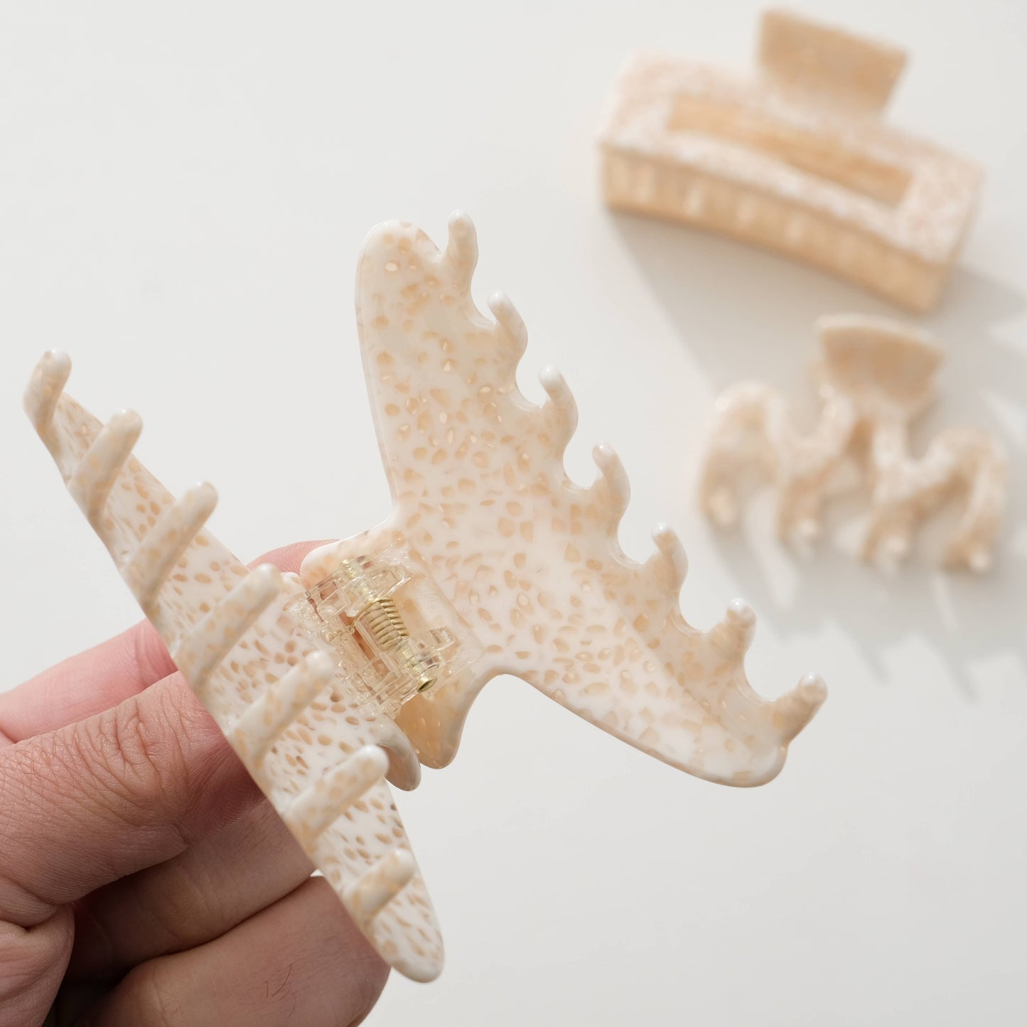 THE APRICOT CRÈME CLAW CLIPS
