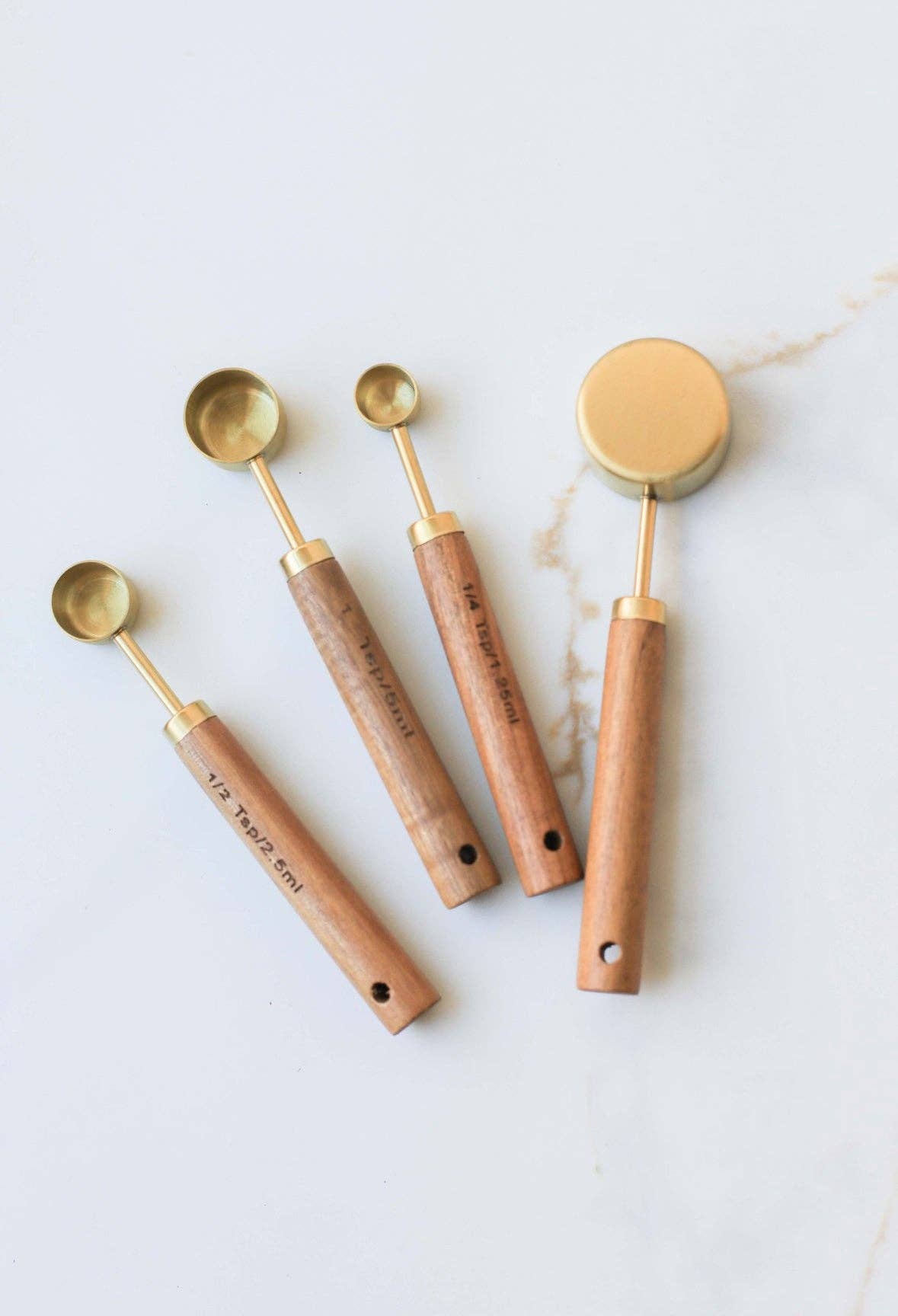 THE WOOD HANDLE MEASURING SET