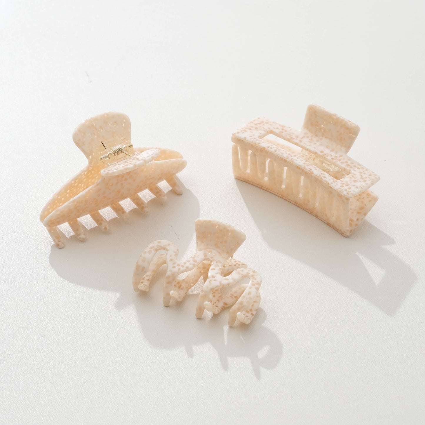 THE APRICOT CRÈME CLAW CLIPS