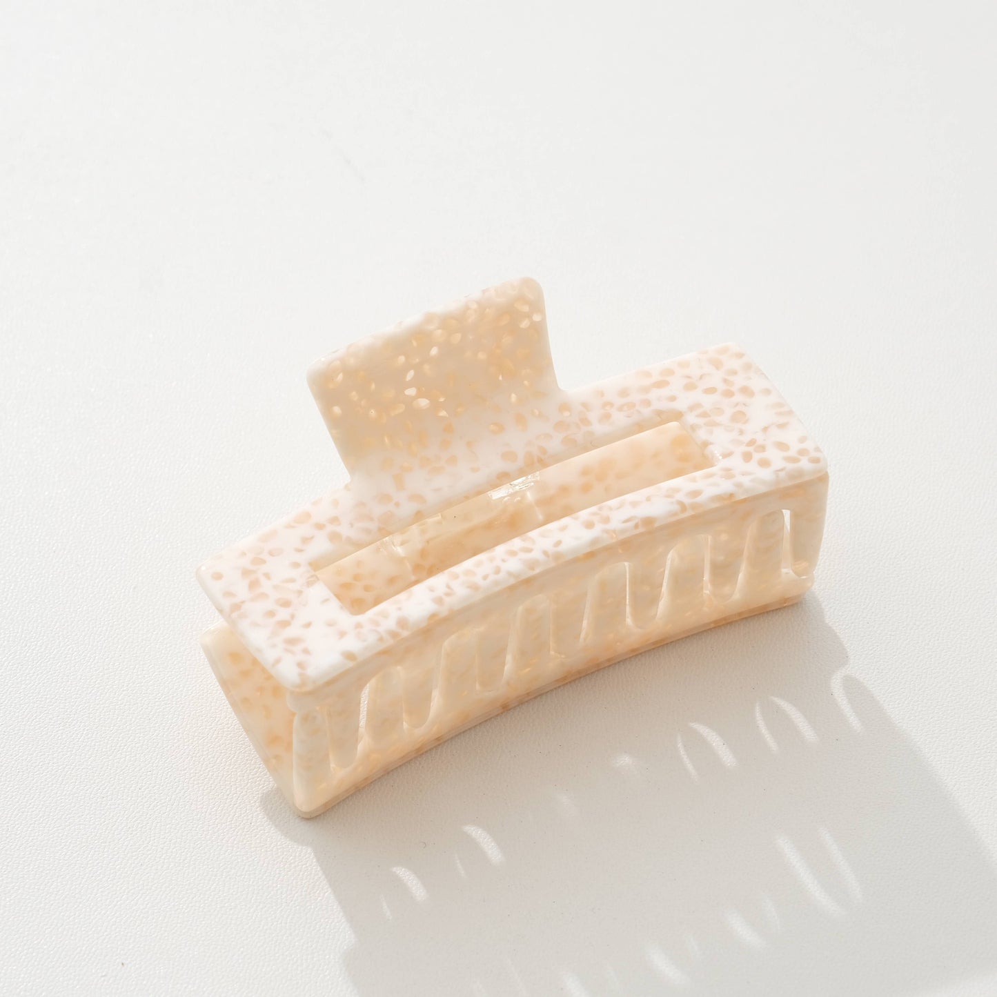 THE APRICOT CRÈME CLAW CLIPS
