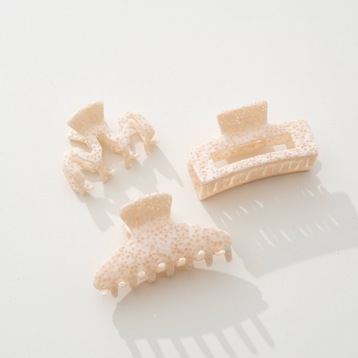 THE APRICOT CRÈME CLAW CLIPS